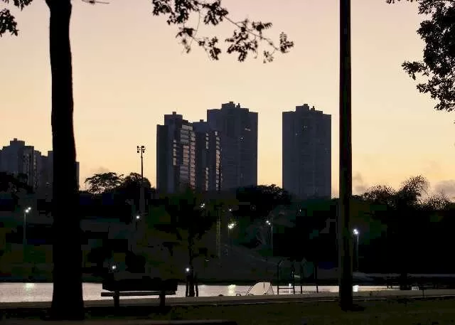 Céu aberto em Campo Grande na manhã desta sexta-feira (Foto: Osmar Veiga)