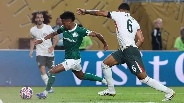 O jogador Estêvão chuta para marcar o gol diante da equipe do Chelsea, durante partida válida pela quarta de final, da Copa do Mundo de Clubes da FIFA, no Lincoln Financial Field. (Foto: Cesar Greco/Palmeiras)