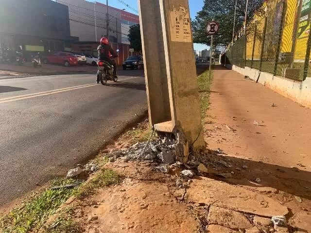 Poste foi danificado com a batida na madrugada desta segunda-feira (Foto: Dayene Paz)