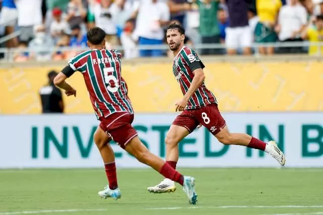 Bernal e Martinelli comemoram gol nas quartas de final (Foto: Marcelo Gonçalves/FFC)