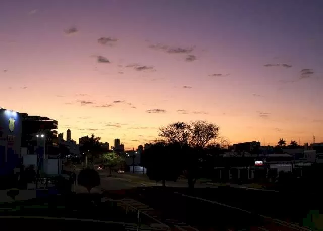 Céu limpo em Campo Grande nesta manhã (Foto: Osmar Veiga)
