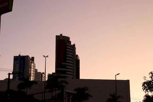 Céu limpo visto da região central de Campo Grande (Foto: Osmar Veiga)