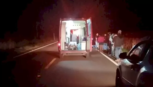 Ambulância do Samu atende vítimas de colisão na MS-430. (Foto: Idest)