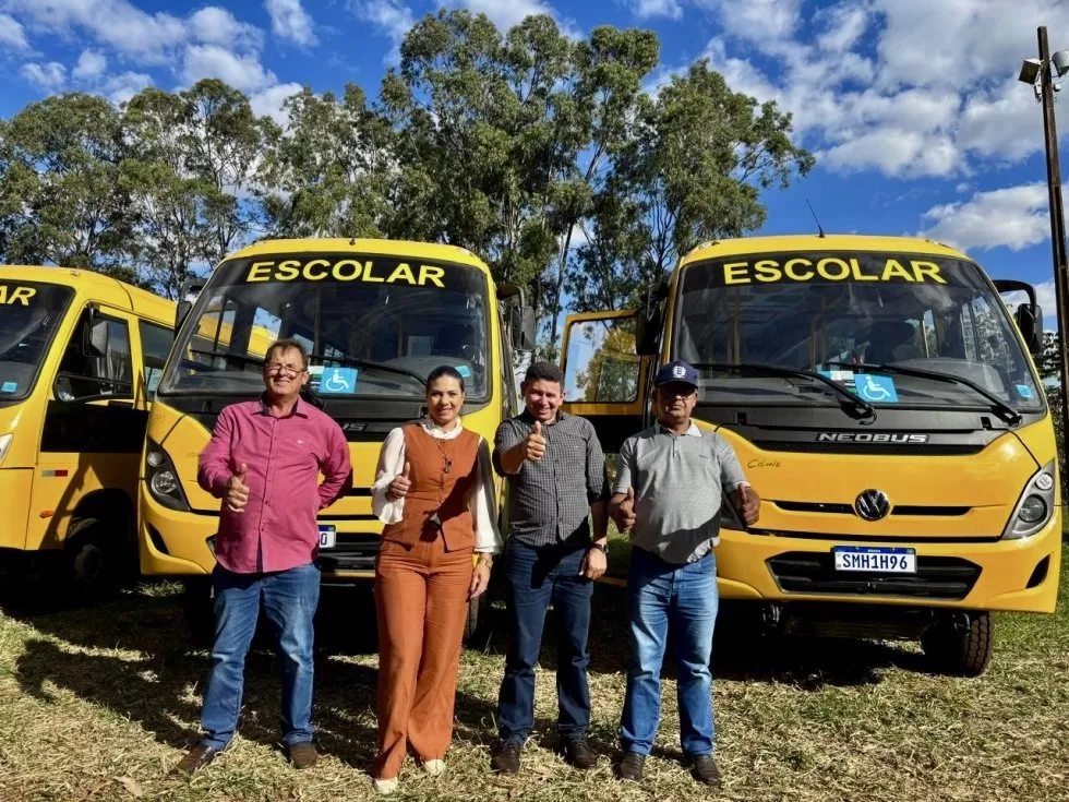 Prefeito Guga, junto com a primeira Dama Adriana e servidores do municipio - Foto: Divulgação