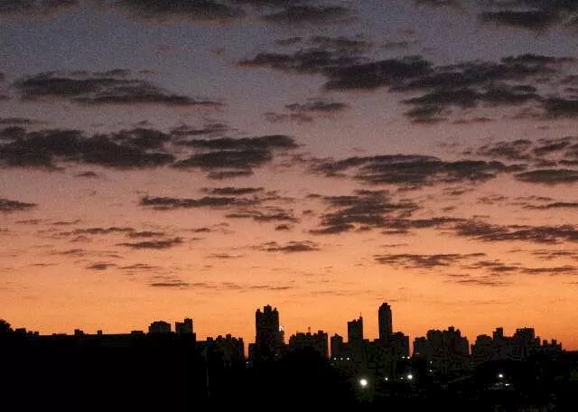 Céu de Campo Grande com poucas nuvens no início da manhã (Foto: Osmar Veiga)