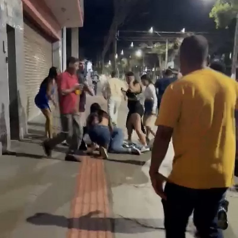 Wesley já caído ao chão, ferido com quatro tiros, antes de ser socorrido; Foto: Ligado Na Redação