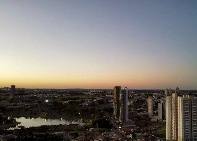 Dia começa com céu limpo em Campo Grande (Foto: Osmar Veiga)