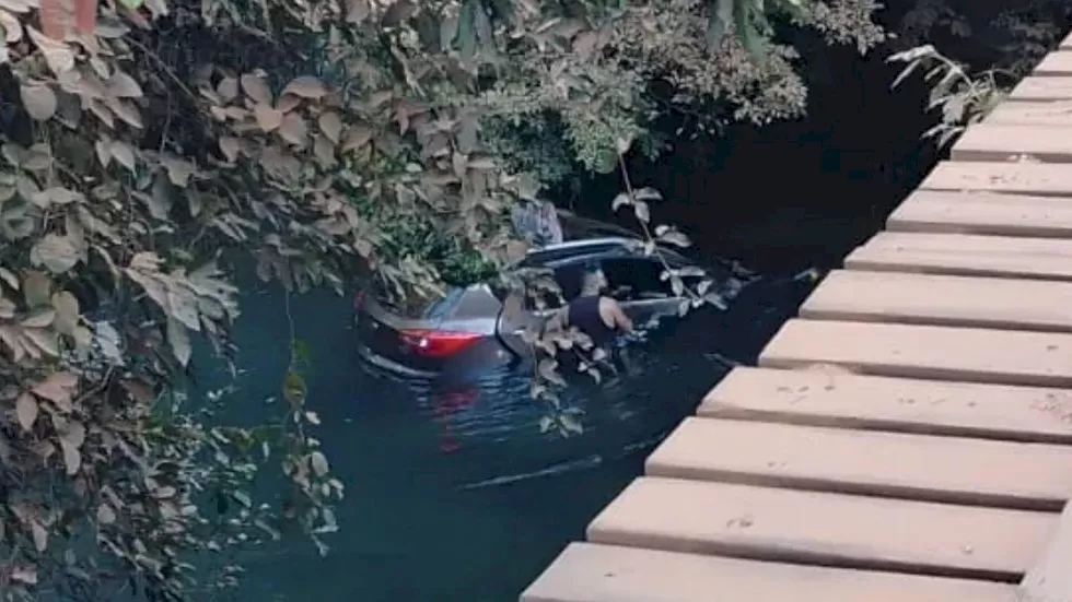 O veículo ficou submerso (Reprodução, Bonito Mais Notícias)