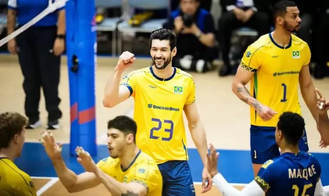 Jogadores da Seleção Brasileira de Vôlei comemoram vitória em campo. (Foto: Reprodução/CBV)