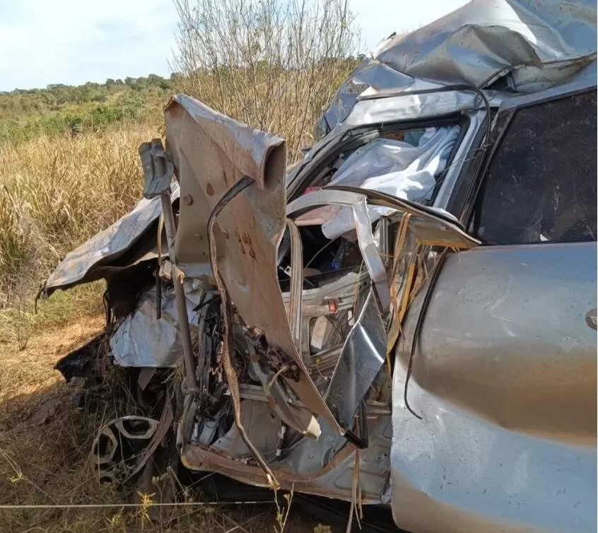 Hilux ficou completamente destruída. (Da Hora Bataguassu)