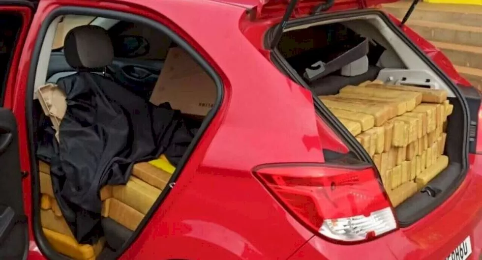 Ônix estava lotado de maconha (Reprodução, PRF)