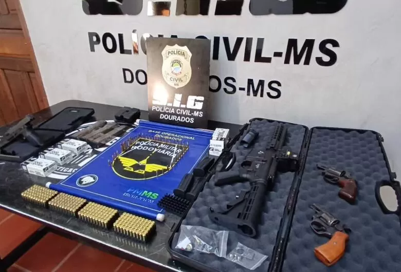 Armamento apreendido na ação - Crédito: Dourados News