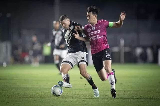 Jogadores disputam a posse da bola no gramado. (Foto: Matheus Lima/Vasco)