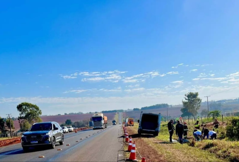 Equipes da polícia paraguaia durante vistoria ao veículo pesado envolvido no acidente. (Foto: Reprodução/Última Hora)
