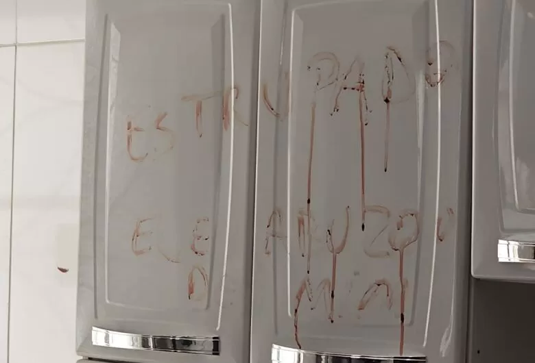 Homem escreveu frase com sangue da vítima no móvel - Crédito: Divulgação PCMS
