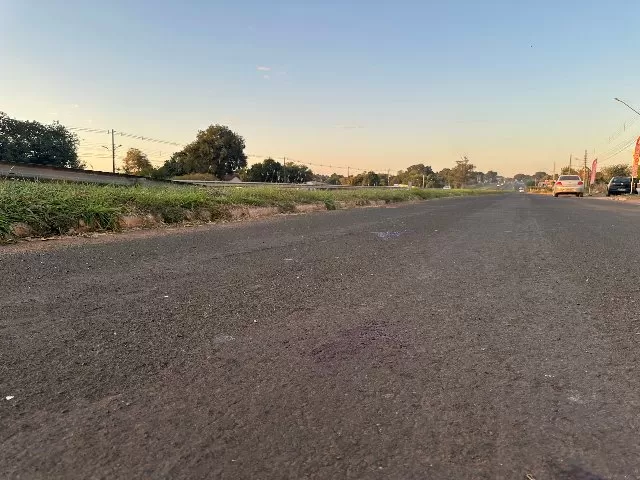 Marcas de sangue ficaram no local da queda. (Foto: Jardim MS News)