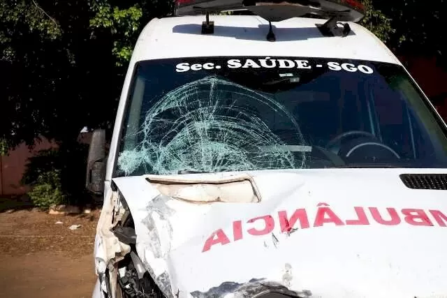 Parte frontal da ambulância parcialmente destruída pela colisão (Foto: Henrique Kawaminami)