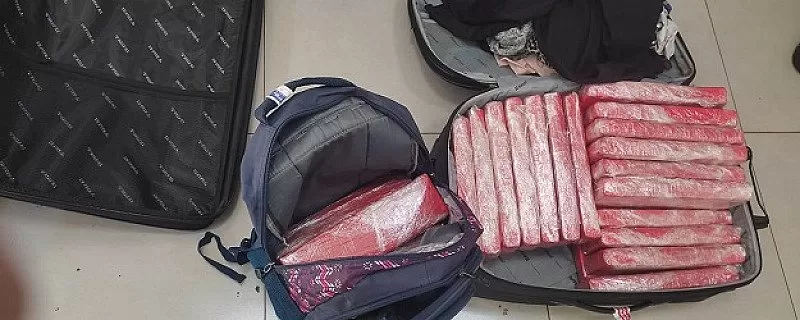 Mochila e mala com tabletes de maconha apreendidas com a mulher; Foto: Divulgação/GMA