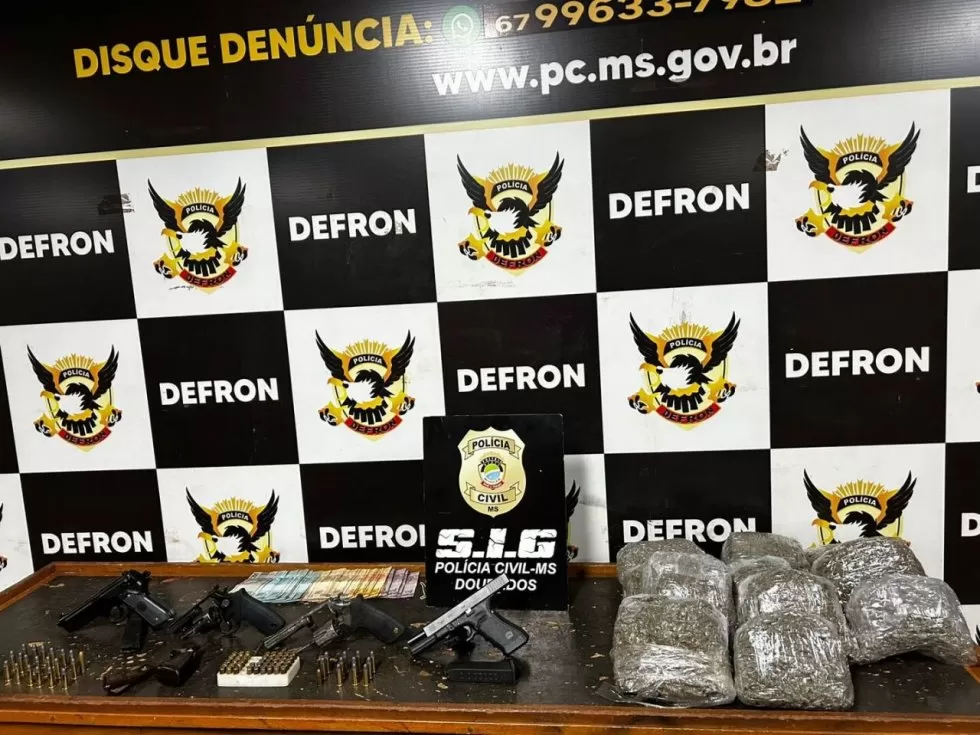 Durante as diligências, os policiais apreenderam uma pistola, um revólver, munições, certa quantia em dinheiro e porções de Skank. - Crédito: Dourados News