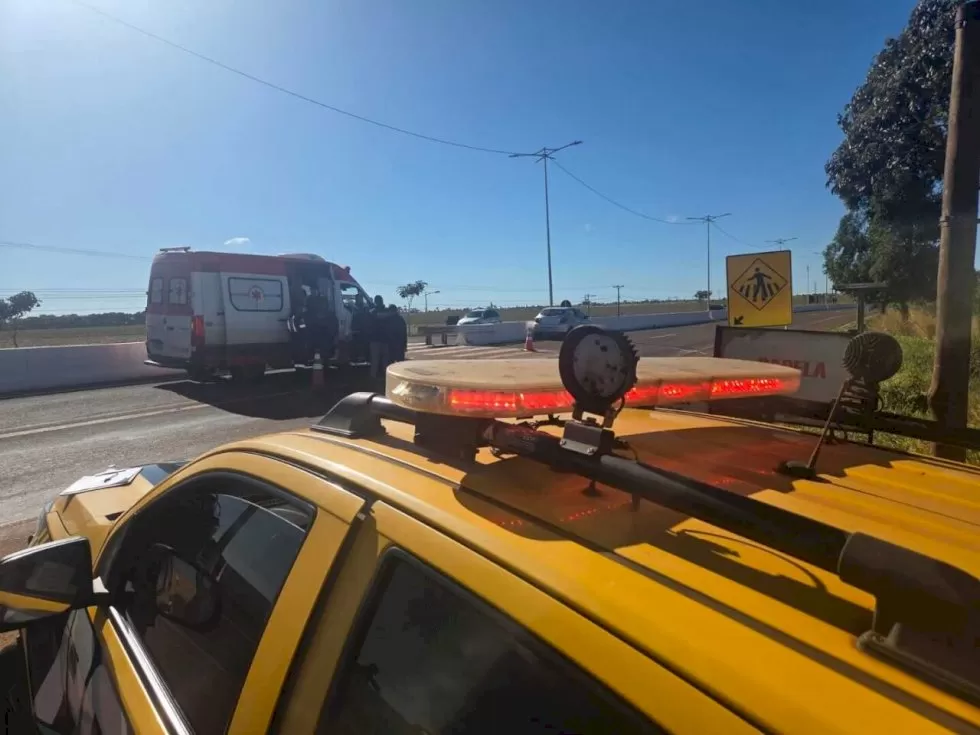 Ela seguia no sentido Itaum-Dourados quando, possivelmente, sofreu um mal súbito e parou o veículo no meio da via. - Crédito: Antônio Coca