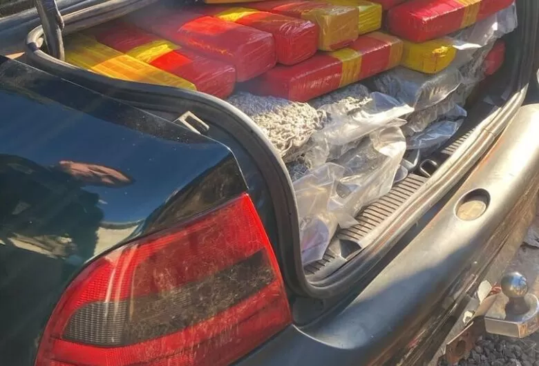 Maconha apreendida em veículo estacionado em hotel - Crédito: Divulgação/PRF