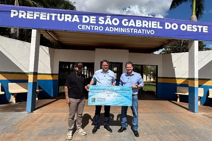 Da esquerda para a direita, vereador Valter Brandão, Leocir Montanha e o deputado Renato Câmara exibem o cheque simbólico da emenda destinada ao município.