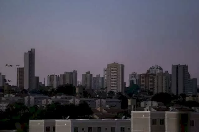 Início do dia visto do Monte Castelo, bairro de Campo Grande (Foto: Marcos Maluf)