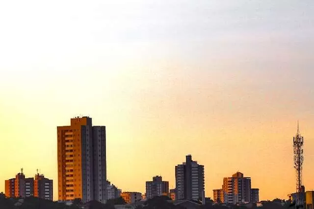 Brilho forte do Sol visto da região central da Capital (Foto: Marcos Maluf)