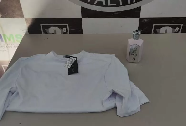 Produtos estavam escondidos dentro da bolsa - Crédito: Osvaldo Duarte/Dourados News