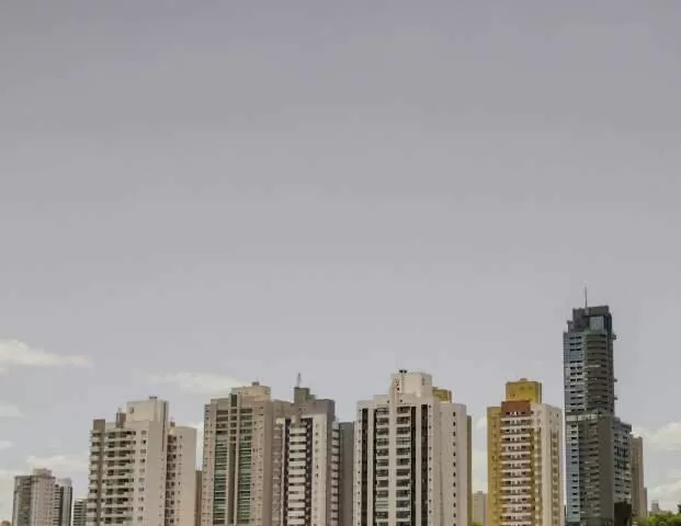 Céu limpo e tempo firme marcam a manhã desta sexta-feira em Campo Grande (Foto: Marcos Maluf)