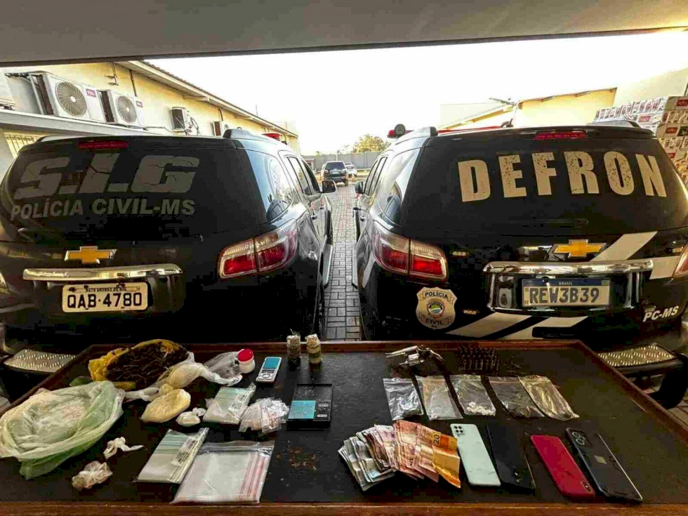 Celulares, drogas e dinheiro apreendidos com criminosos (Foto: Reprodução, PC)