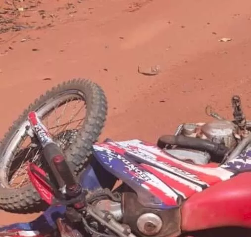 Moto caída em estrada após acidente. (Foto: Portal Liga da Justiça)
