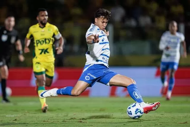 Jogadores disputam a posse da bola no Estádio José Maria. (Foto: Rapha Marques/Cruzeiro)