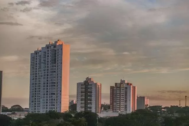 Céu parcialmente nublado na manhã desta terça-feira, em Campo Grande (Foto: Marcos Maluf)