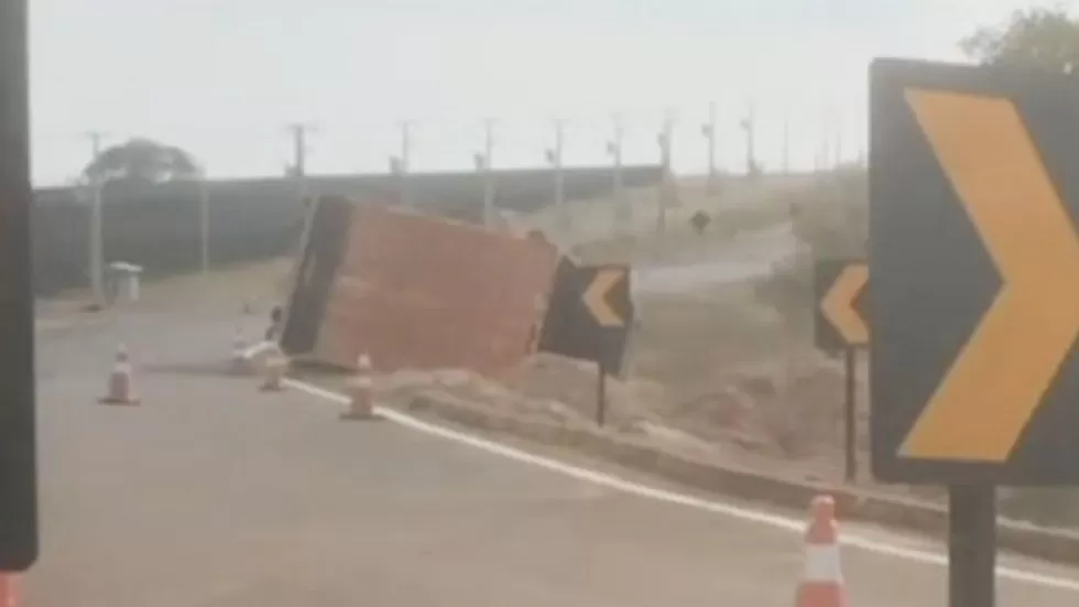 A carreta tombou em uma curva da MS-112 (Reprodução, Cassilândia Urgente)