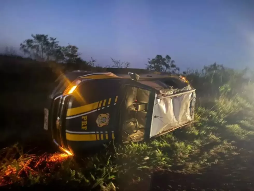 Viatura da PRF tombada às margens de rodovia - Crédito: (Tudo do MS)