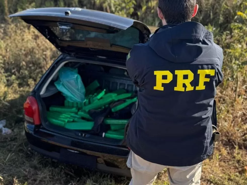 A perseguição terminou quando o motorista perdeu o controle do automóvel e parou no matagal as margens da rodovia - Crédito: Divulgação/PRF