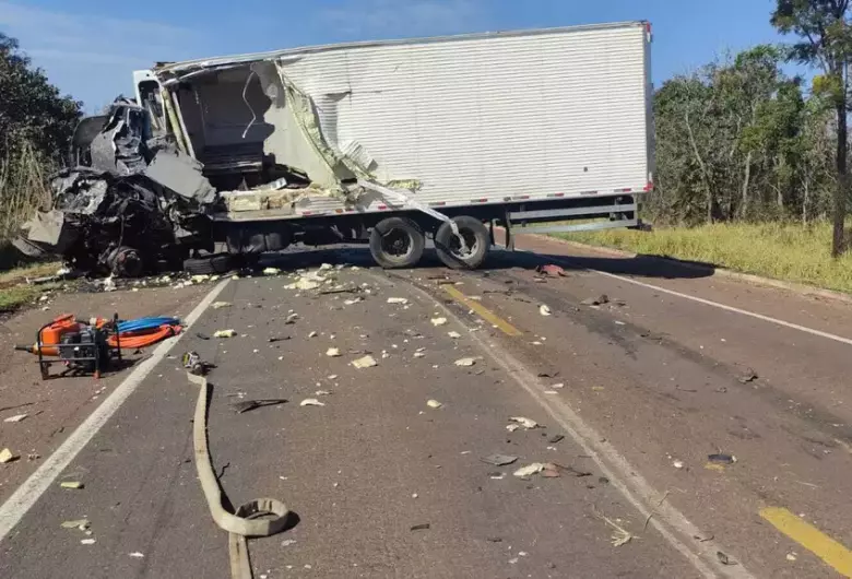 Acidente resultou na morte de duas pessoas nesta manhã - Crédito: Divulgação/PRF