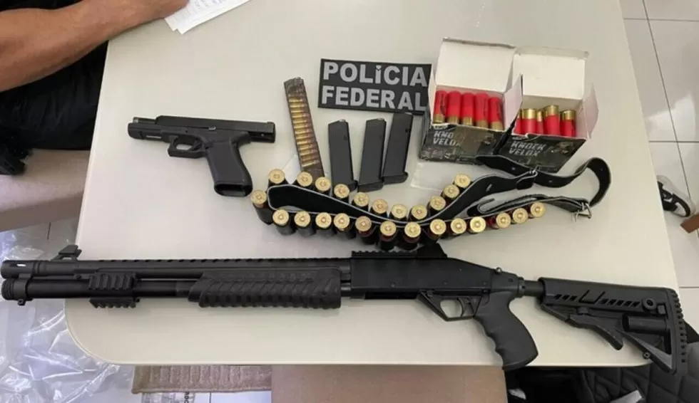 Armas encontradas na casa de um dos investigados (Foto: reprodução, PF)
