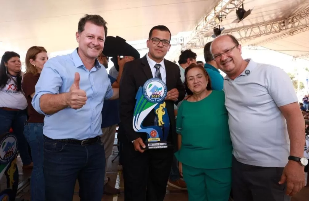 Legenda da Foto: _Da esquerda para a direita, deputado Renato Câmara, maestro Élio Correia Vicente Junior, prefeita Cileide Cabral e vice-governador Barbosinha durante a premiação em Dourados_