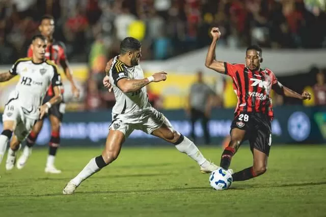 Jogadores disputam a posse da bola. (Foto: Pedro Souza/Atlético-MG)