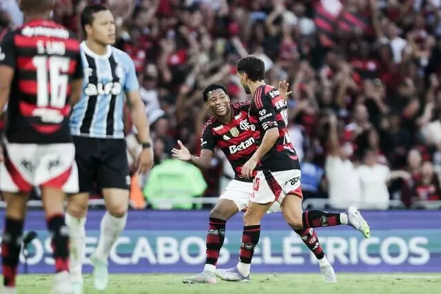 Jogadores do Rubro-Negro disputam a posse da bola. (Foto: Gilvan de Souza/Flamengo)