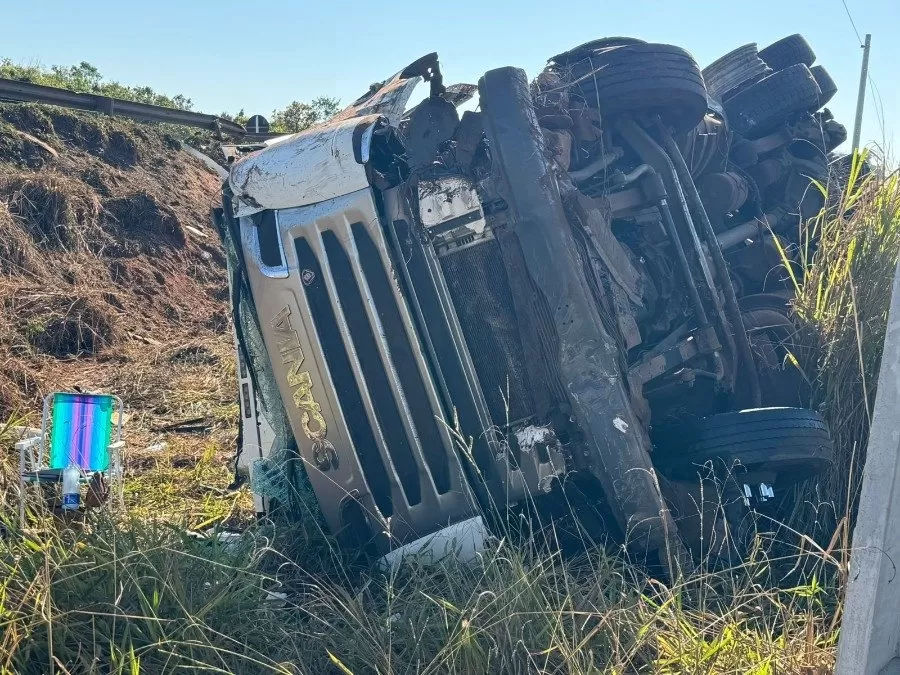 Acidente aconteceu por volta das 4h deste sábado (30) - Fotos: Jornal da Nova