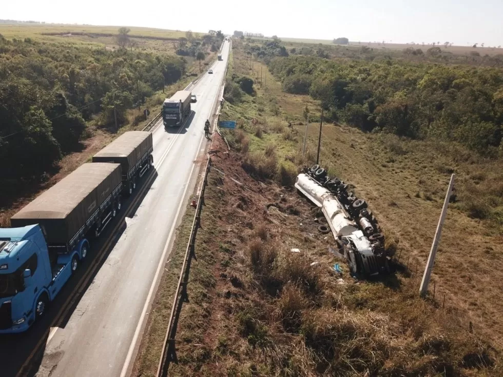 Acidente aconteceu no último sábado envolvendo dois veículos tanque - Foto: Polícia Militar Ambiental/Divulgação.