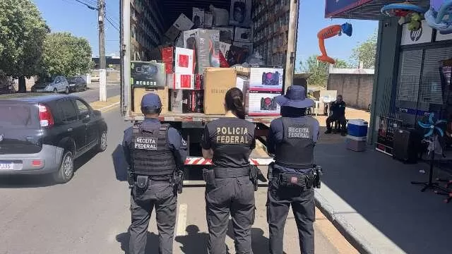 Equipes da PF e da Receita Federal, durante fiscalização a caminhão carregado com contrabando. (Foto: Reprodução/PF)