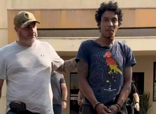 Jailton Pereira dos Santos, no momento da prisão. (Foto: Reprodução/Polícia Civil)