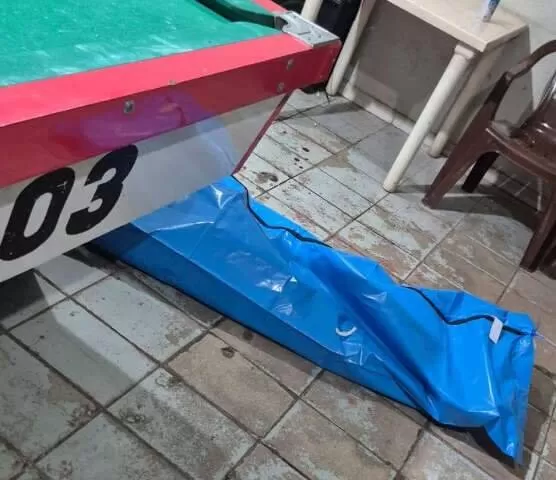 Corpo de Otávio ao lado da mesa de sinuca no bar (Foto: Sidnei Bronka | Ligado na Notícia)