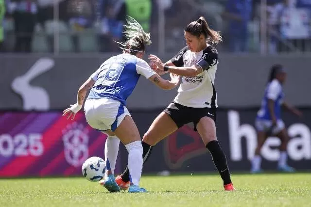 Disputa de bola em lance da final feminina (Foto: CBF)