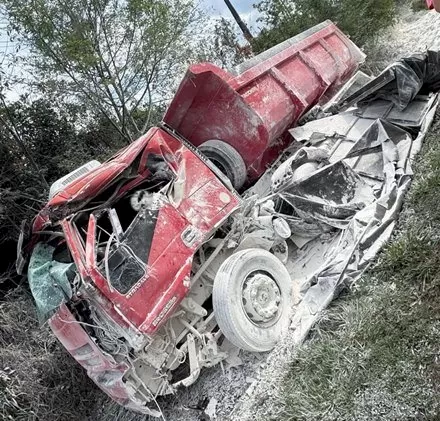 Veículo ficou retorcido após batida em rodovia. (Foto: Rota do Sol)