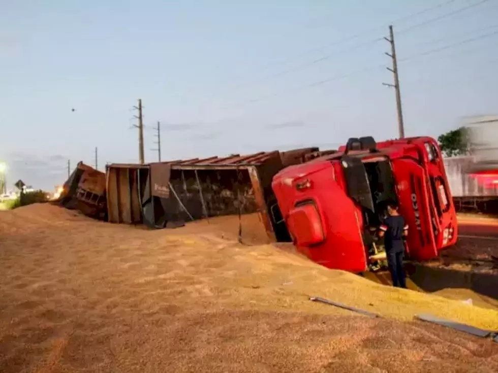 Carreta Bitrem tombada no acostamento do Anel rodoviário em Campo Grande - Crédito: (Juliano Almeida)